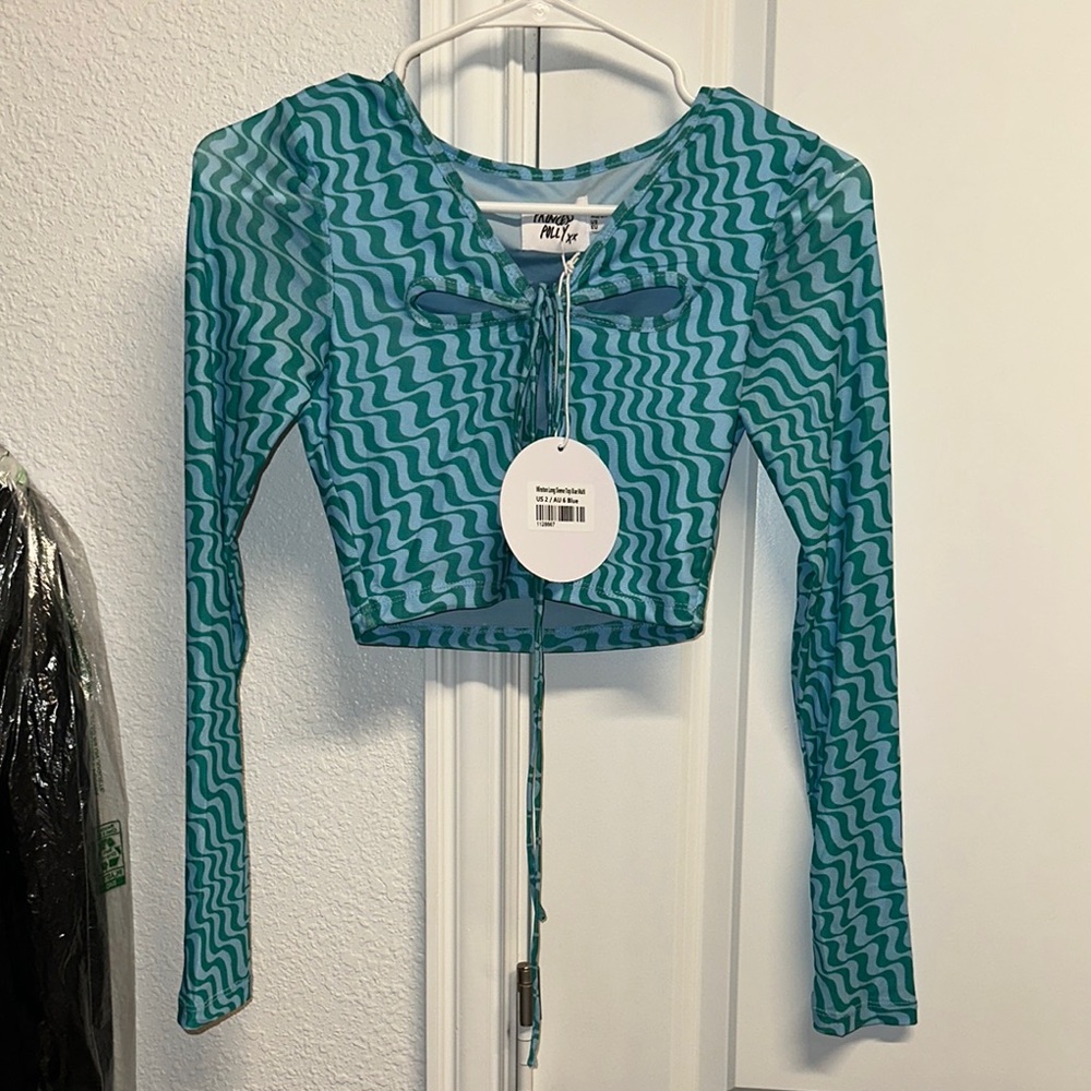 Princess Polly Blue Wave Patterned Long Sleeve crop  Top NWT